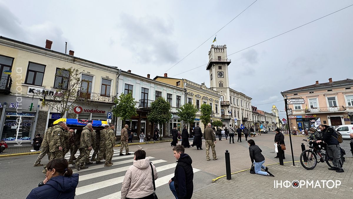 У Коломиї скорбоною ходою в останню дорогу провели воїна Михайла Карпенюка 5