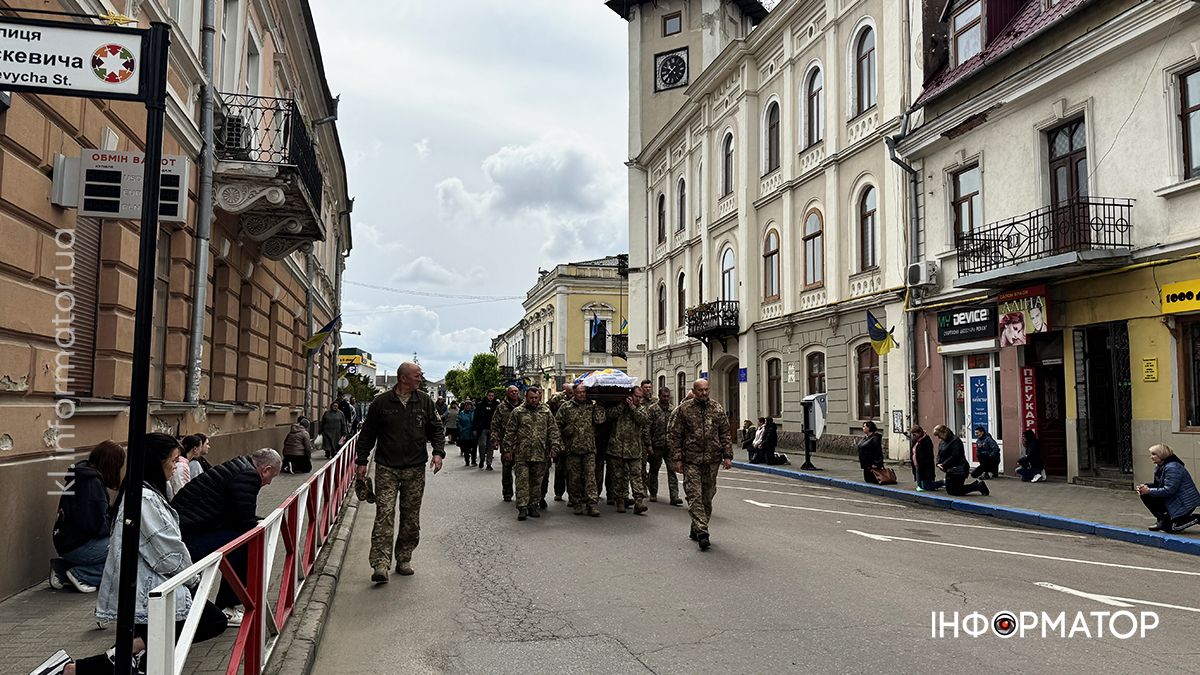 У Коломиї скорбоною ходою в останню дорогу провели воїна Михайла Карпенюка 7