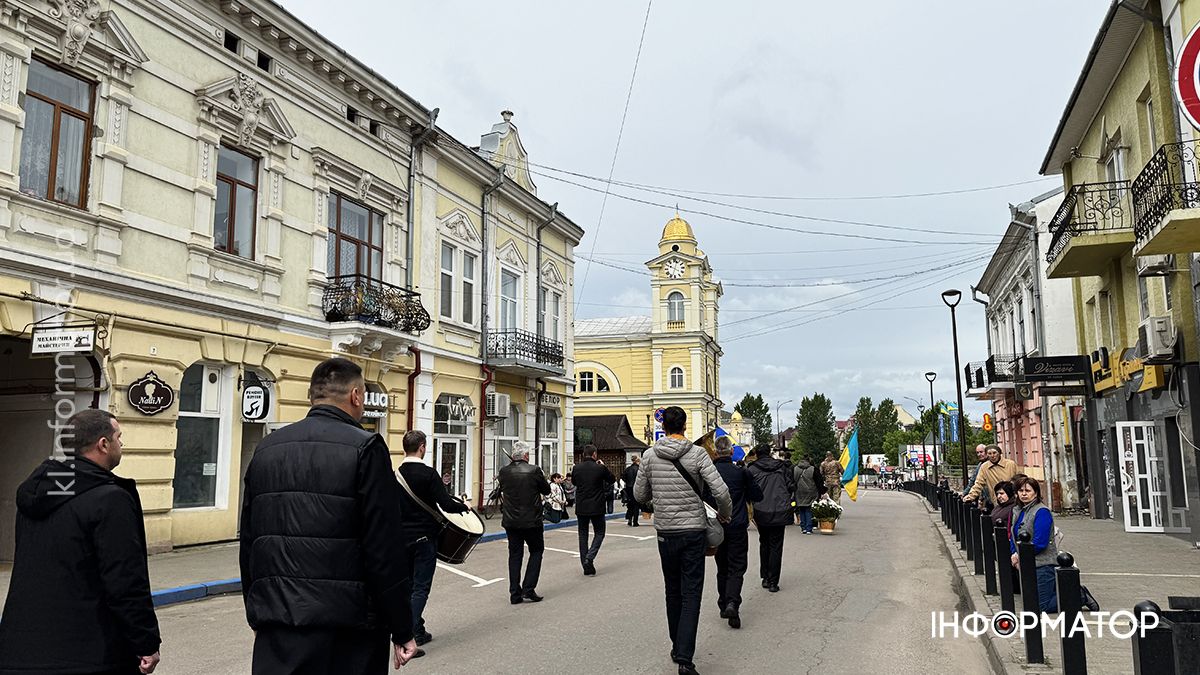 У Коломиї скорбоною ходою в останню дорогу провели воїна Михайла Карпенюка 8