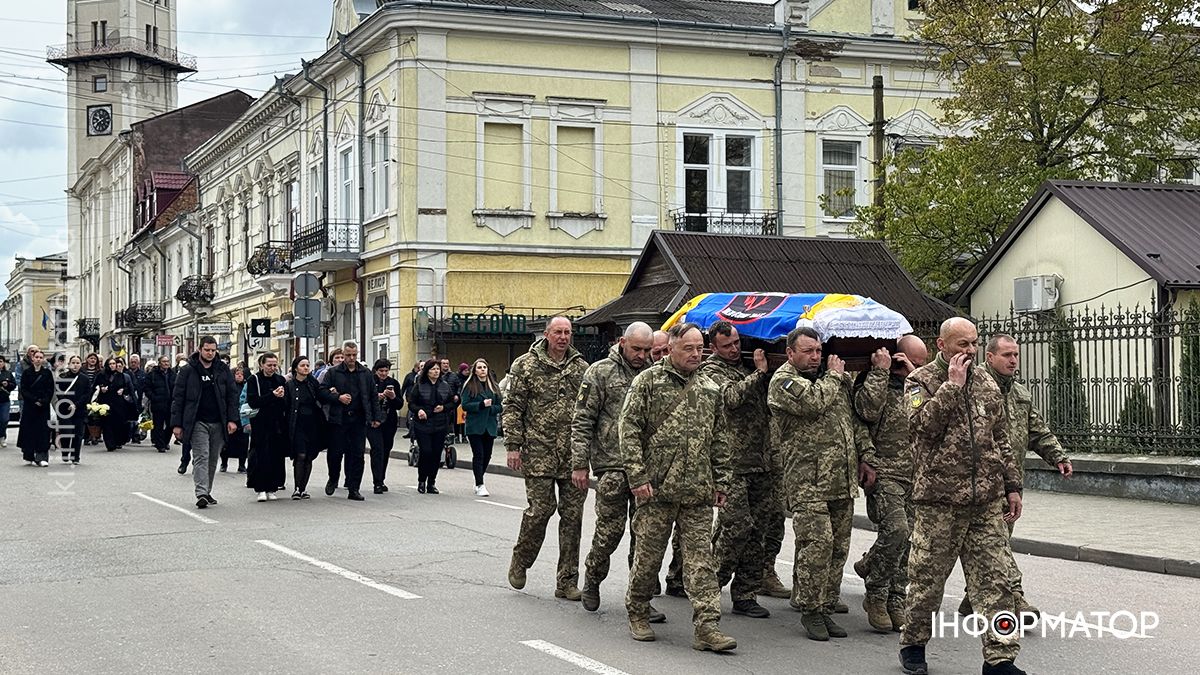 У Коломиї скорбоною ходою в останню дорогу провели воїна Михайла Карпенюка 9