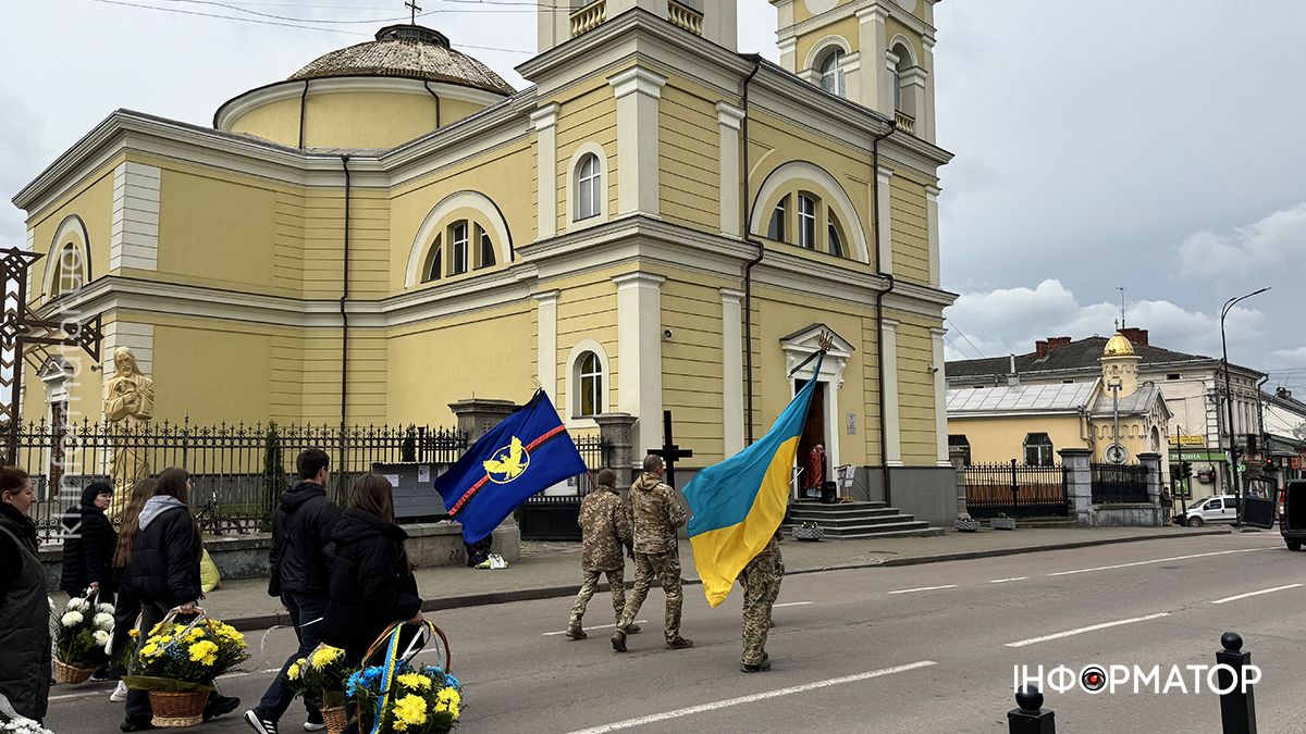 У Коломиї скорбоною ходою в останню дорогу провели воїна Михайла Карпенюка 10