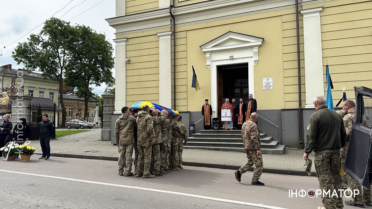 У Коломиї скорбоною ходою в останню дорогу провели воїна Михайла Карпенюка 11