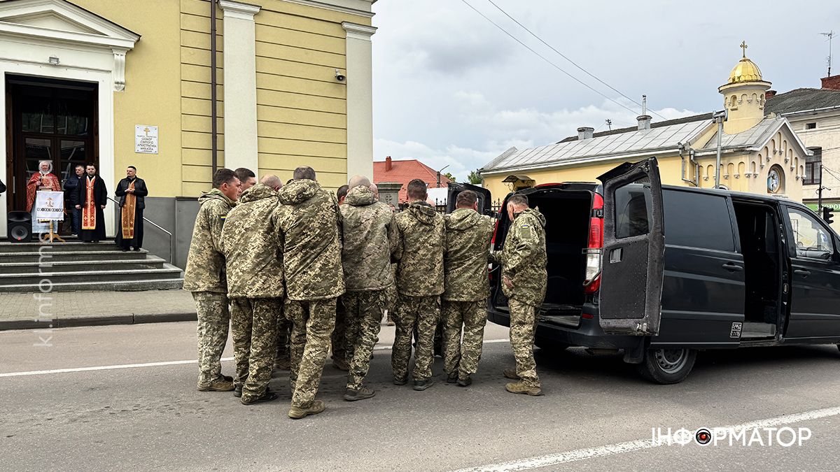 У Коломиї скорбоною ходою в останню дорогу провели воїна Михайла Карпенюка 12