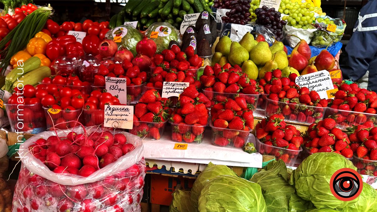 Полуниця трохи здешевшала: які ціни на фрукти у Коломиї 2
