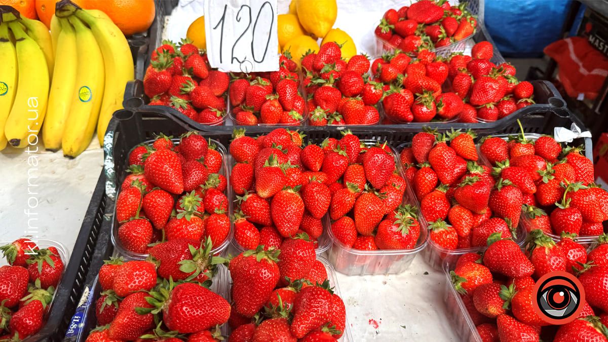 Полуниця трохи здешевшала: які ціни на фрукти у Коломиї 1