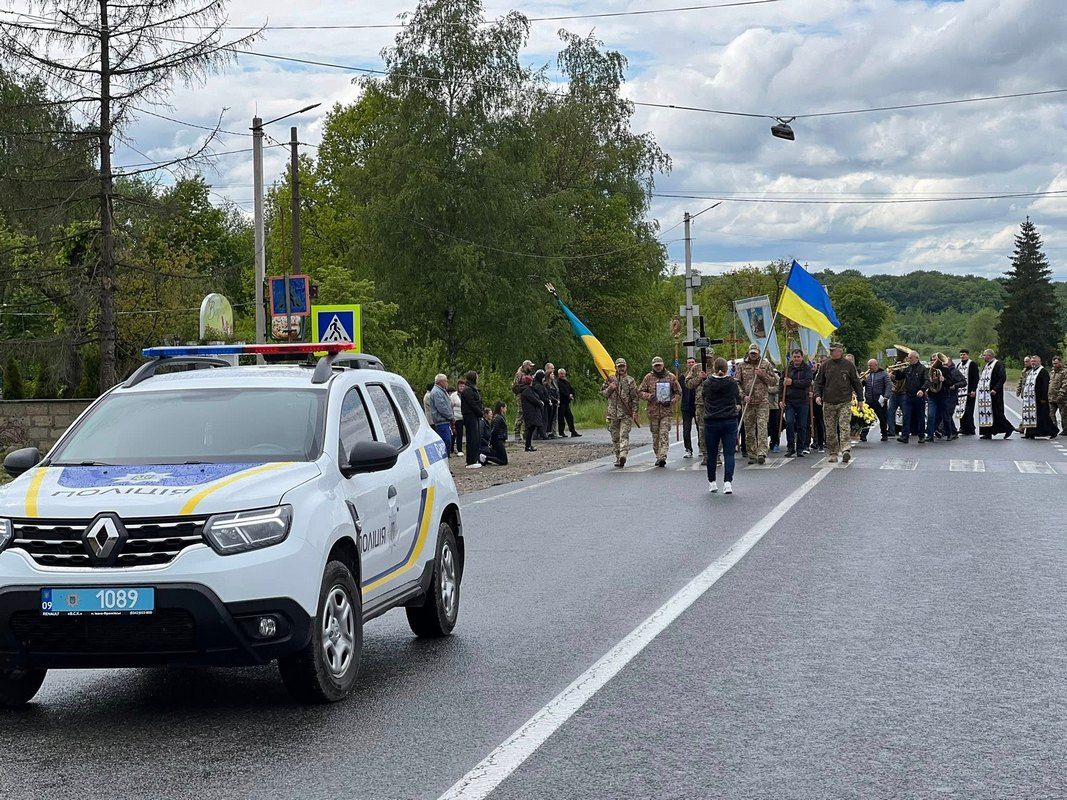 У Лісному Хлібичині на вічний спочинок провели Героя Василя Дзьобу 5