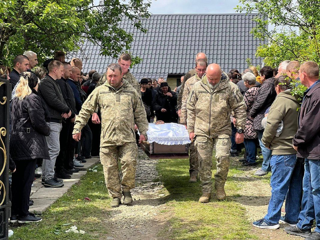 У Лісному Хлібичині на вічний спочинок провели Героя Василя Дзьобу 2