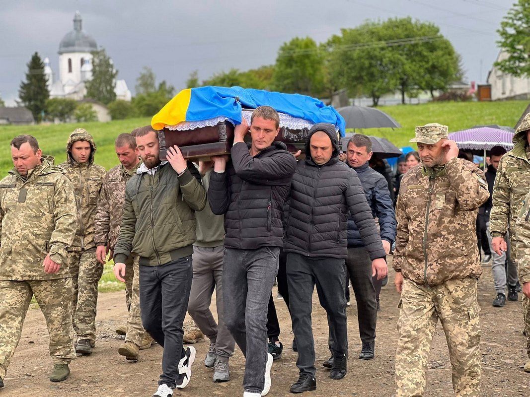 У Лісному Хлібичині на вічний спочинок провели Героя Василя Дзьобу 7