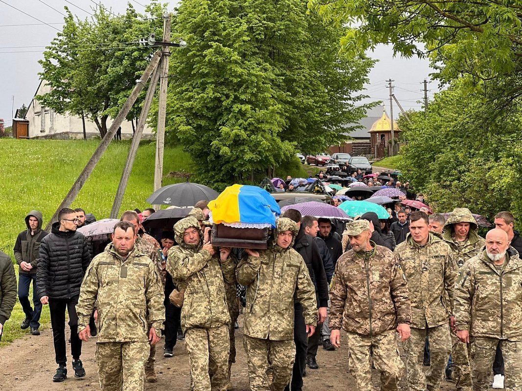 У Лісному Хлібичині на вічний спочинок провели Героя Василя Дзьобу 3