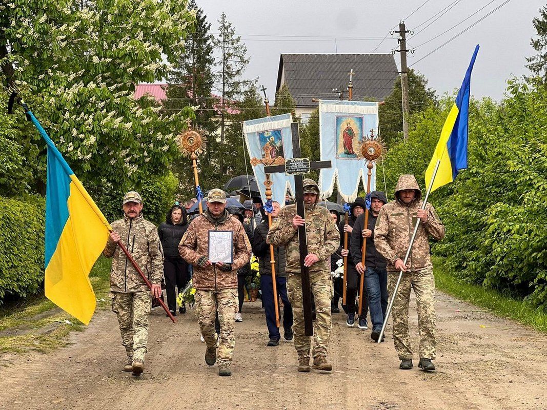 У Лісному Хлібичині на вічний спочинок провели Героя Василя Дзьобу 1