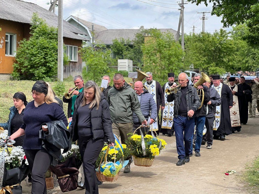 У Лісному Хлібичині на вічний спочинок провели Героя Василя Дзьобу 4