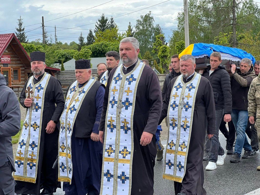 У Лісному Хлібичині на вічний спочинок провели Героя Василя Дзьобу 8