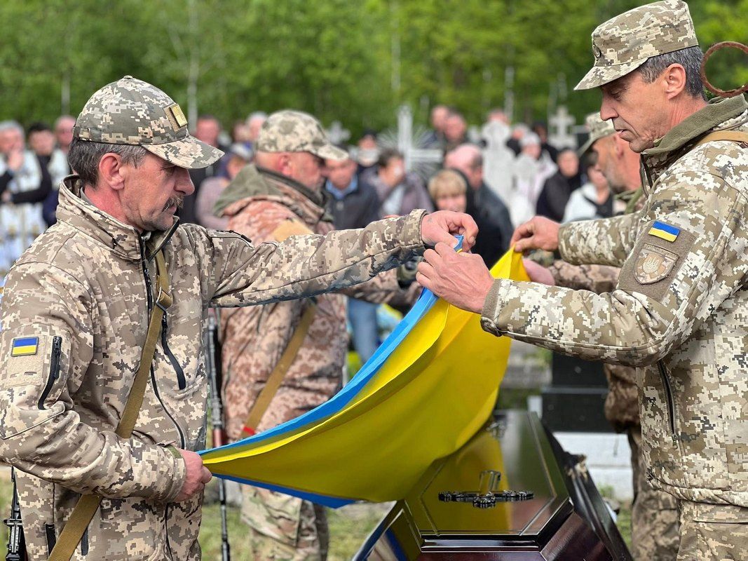 У Лісному Хлібичині на вічний спочинок провели Героя Василя Дзьобу 9