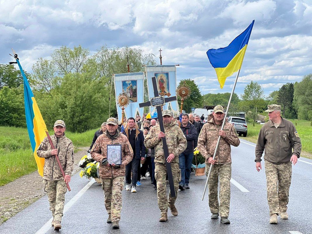У Лісному Хлібичині на вічний спочинок провели Героя Василя Дзьобу 6