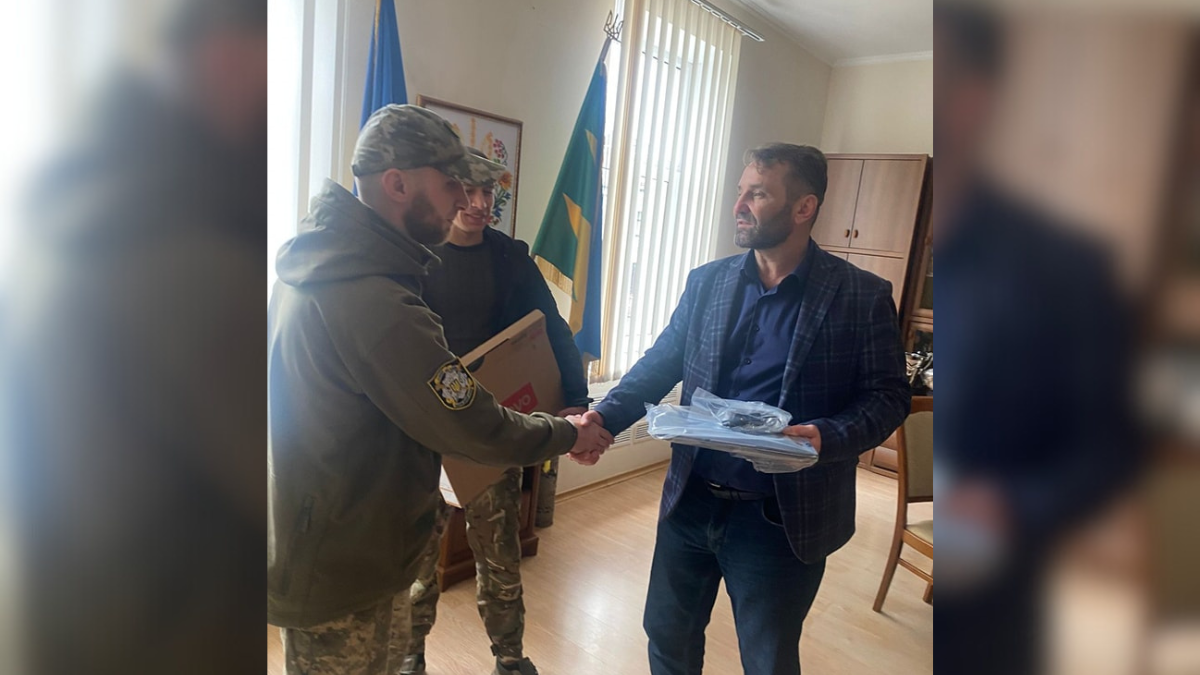 Яремчанська громада передала десять ноутбуків для потреб військових