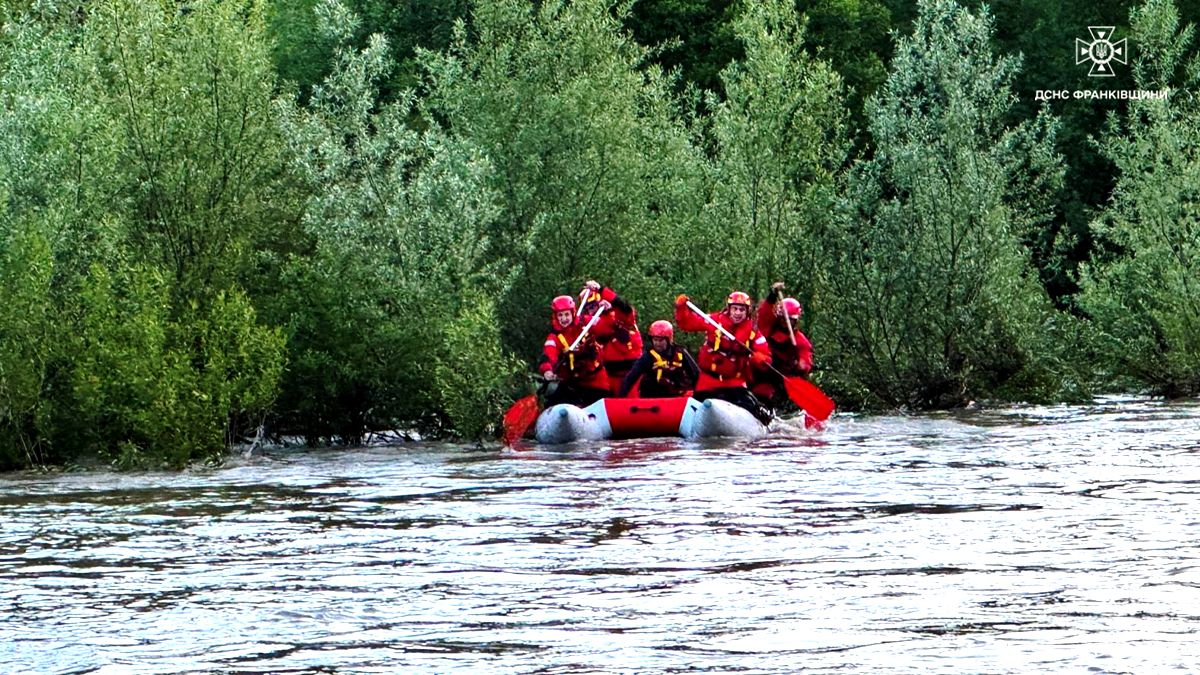 Через різке підняття води посеред Пруту в пастці опинився чоловік з конем 1