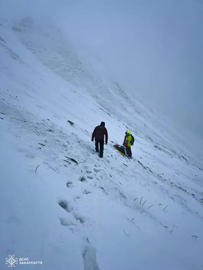 Загибель у Карпатах: неподалік Драгобрату турист зірвався із засніженої вершини 2