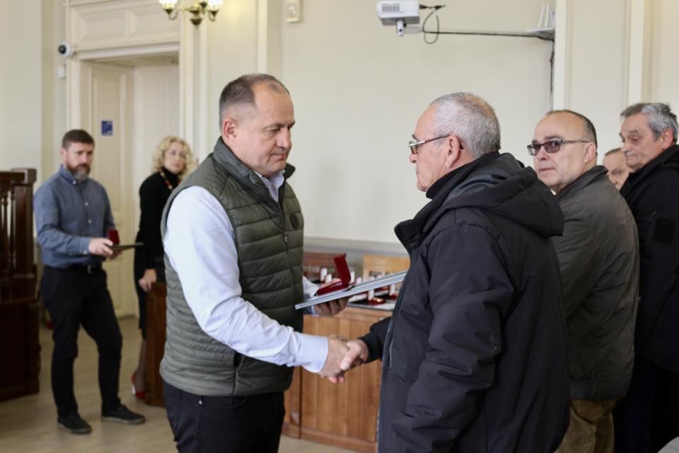 Відзнаки "Почесний громадянин міста Коломиї" вручили рідним полеглих захисників 2