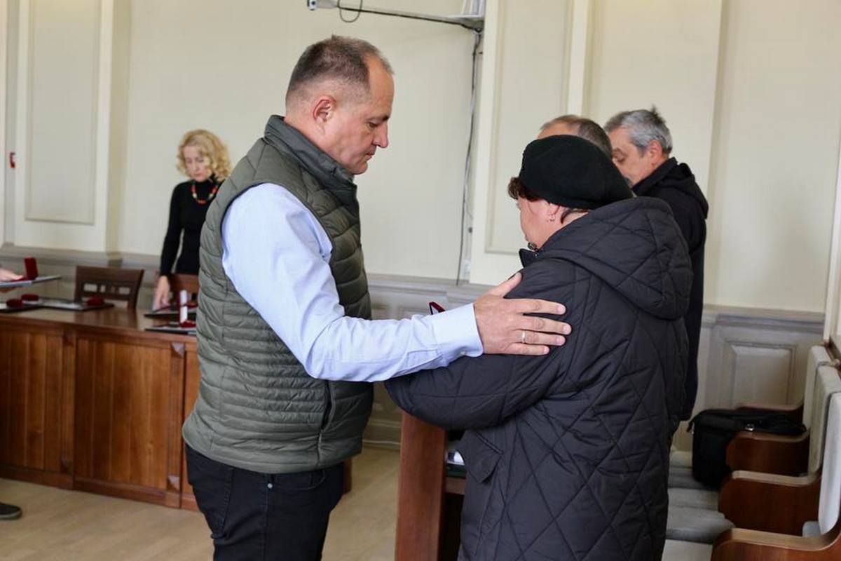 Відзнаки "Почесний громадянин міста Коломиї" вручили рідним полеглих захисників 3