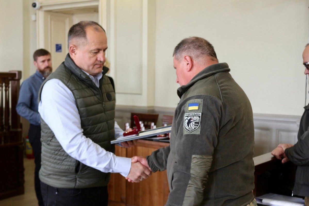 Відзнаки "Почесний громадянин міста Коломиї" вручили рідним полеглих захисників 5