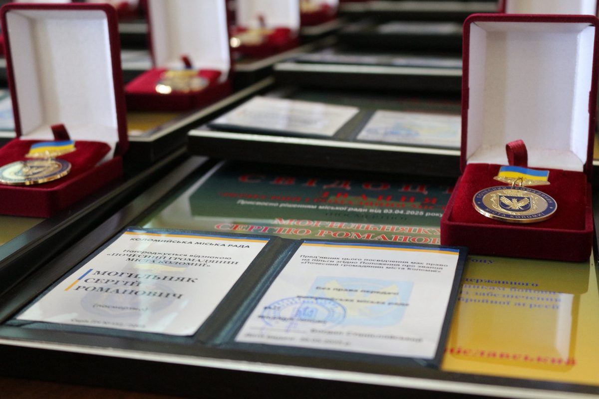 Відзнаки "Почесний громадянин міста Коломиї" вручили рідним полеглих захисників 10