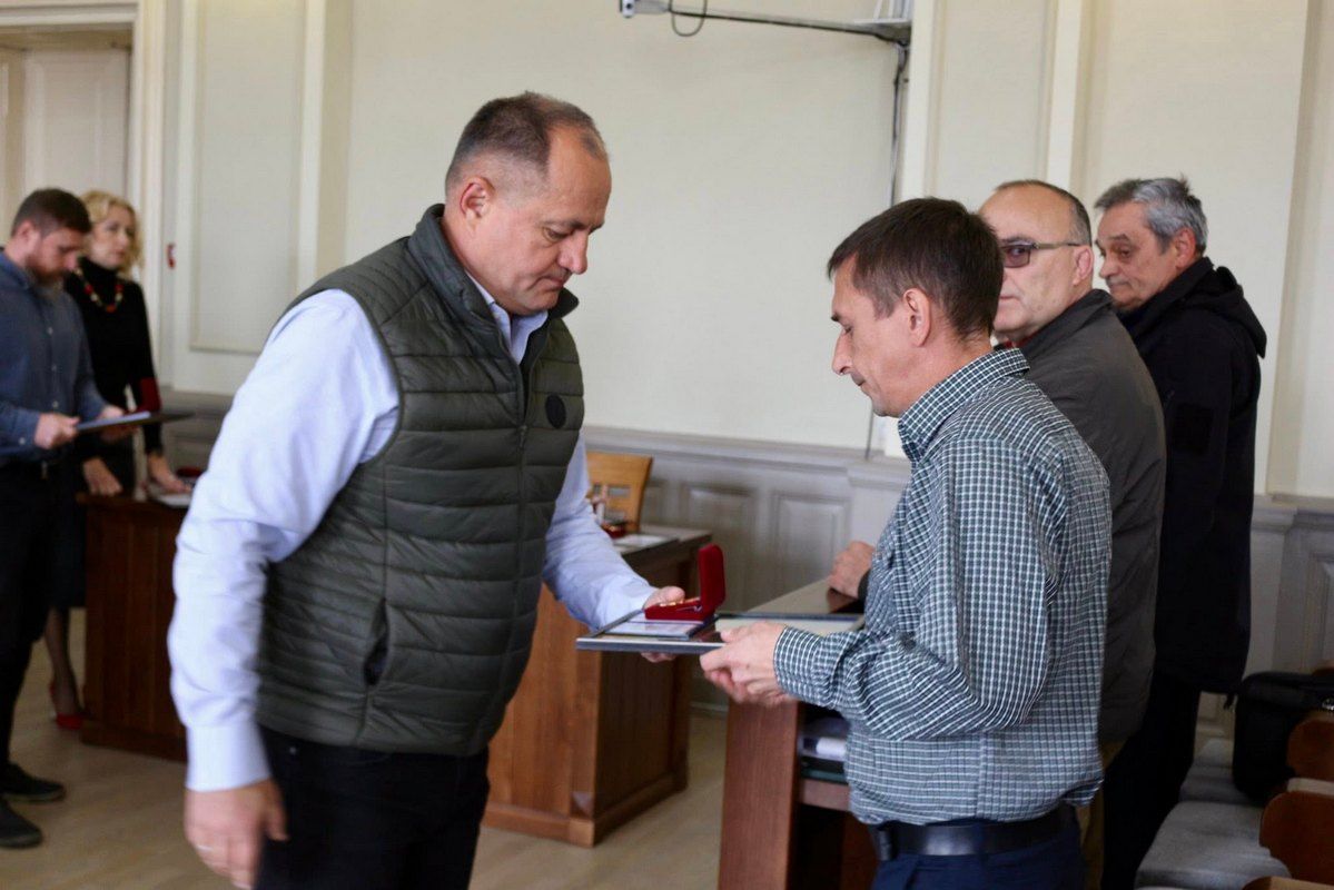 Відзнаки "Почесний громадянин міста Коломиї" вручили рідним полеглих захисників 6