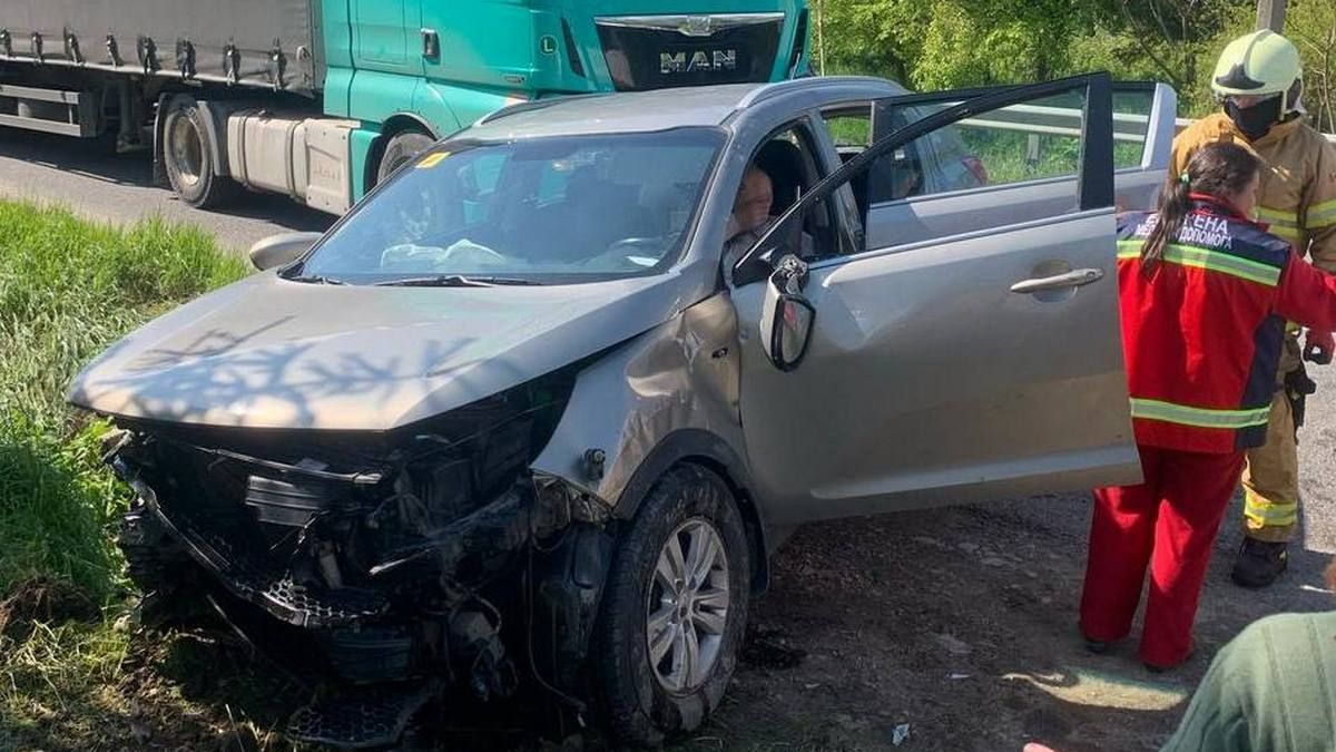 ДТП у Делятині: з розтрощеного авто дістали чоловіка