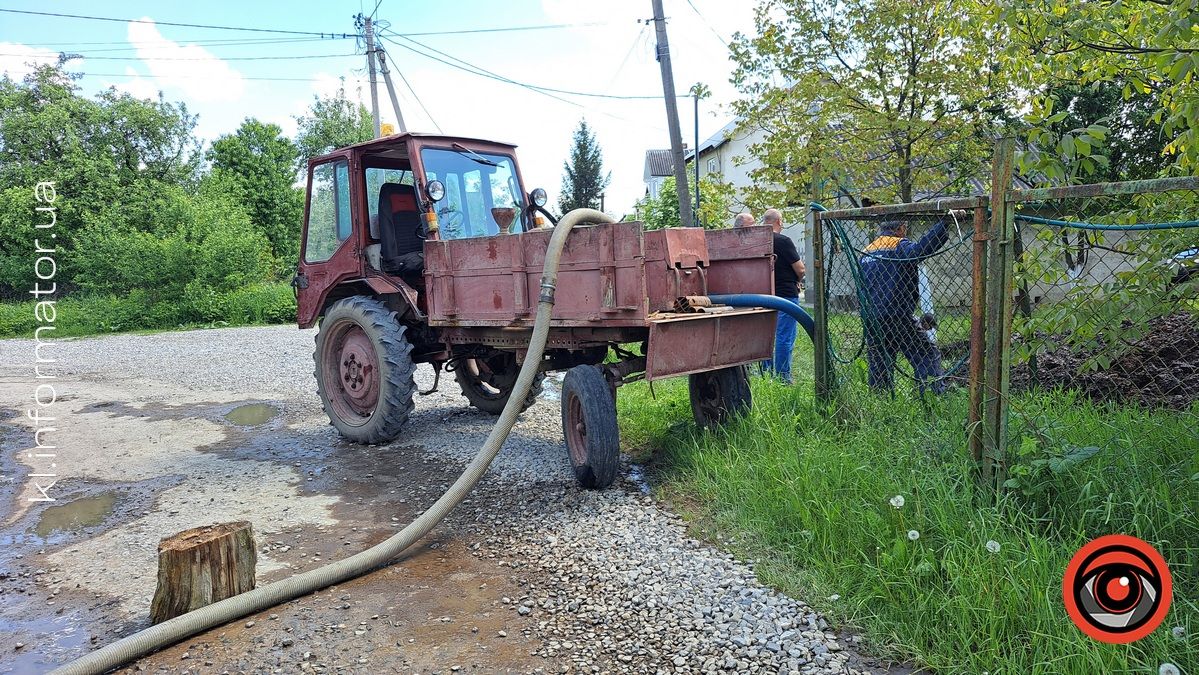 На одній із вулиць Коломиї прорвало трубу: на місці працює аварійна бригада водоканалу 2