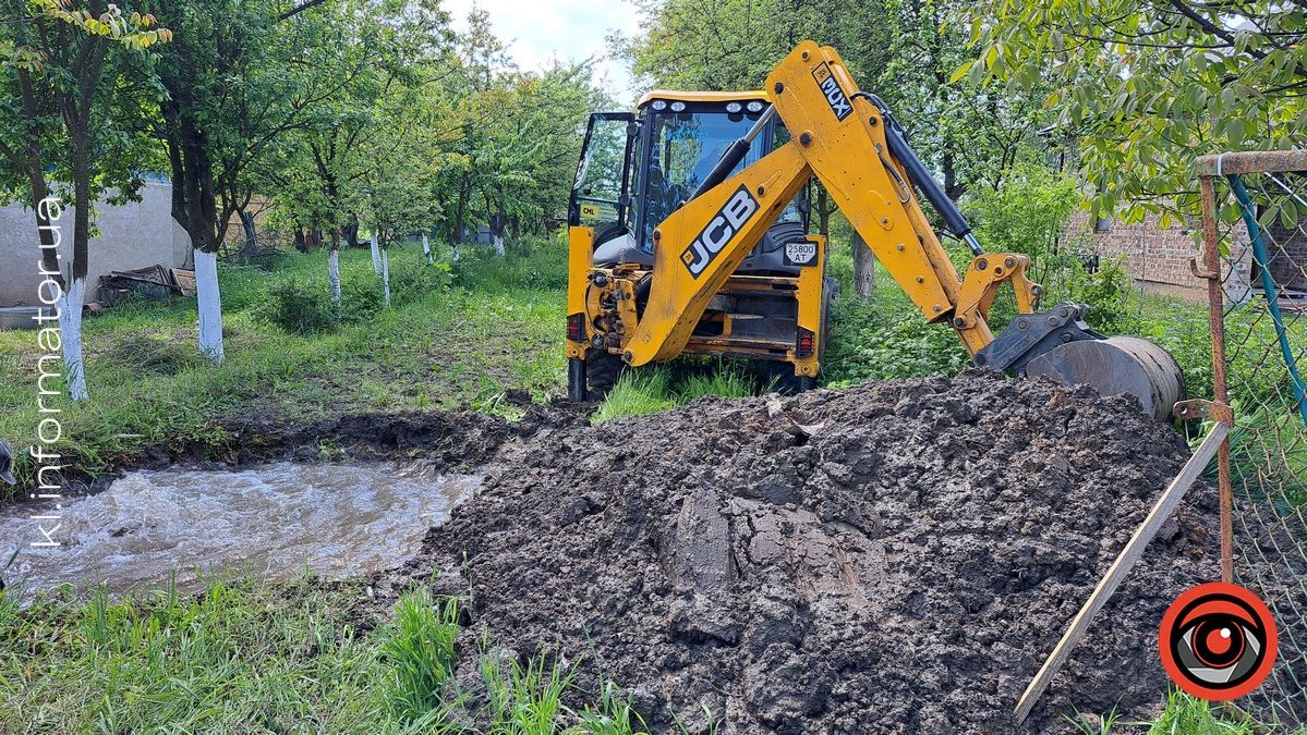 На одній із вулиць Коломиї прорвало трубу: на місці працює аварійна бригада водоканалу 1