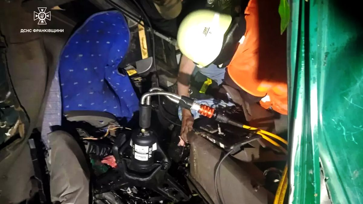 На Прикарпатті вантажіка перевернулася у кювет: кабіні затисло водія 1