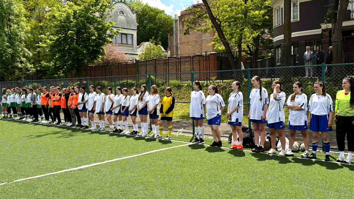 У Коломиї відбувся турнір з міні-футболу між студентами коледжів, присвячений Дню Героїв