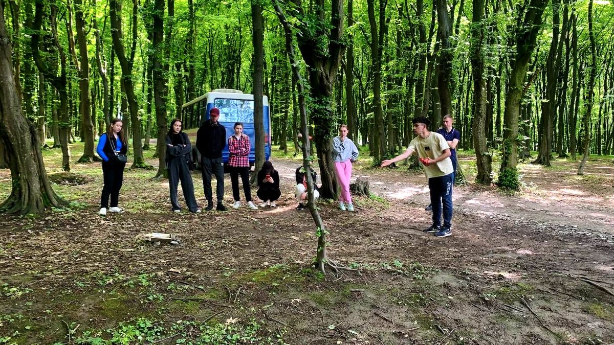 Коломийські студенти під час толоки прибирали територію гори Юріїв 2