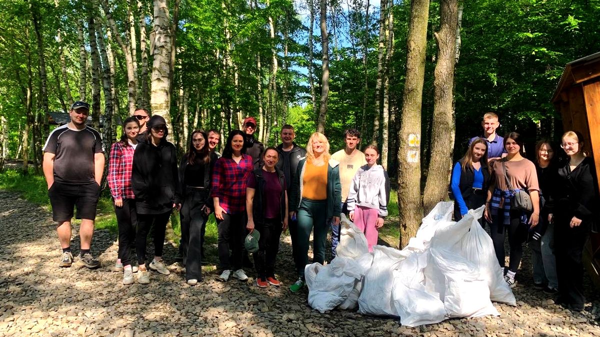 Коломийські студенти під час толоки прибирали територію гори Юріїв 1