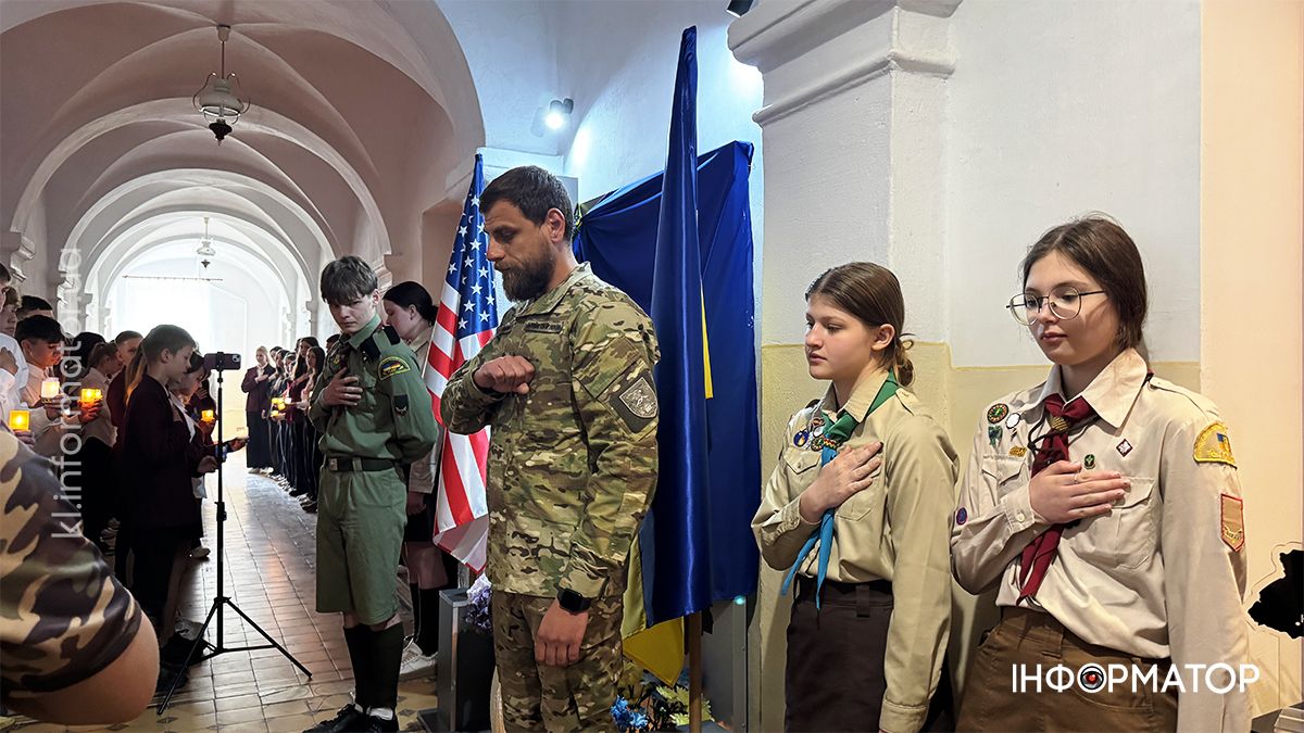 У Коломийській гімназії ім.Грушевського відкрили меморіали в пам'ять про трьох випускників