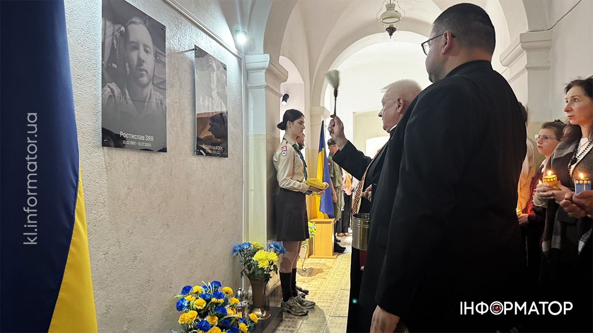 У Коломийській гімназії ім.Грушевського відкрили меморіали в пам'ять про трьох випускників 9