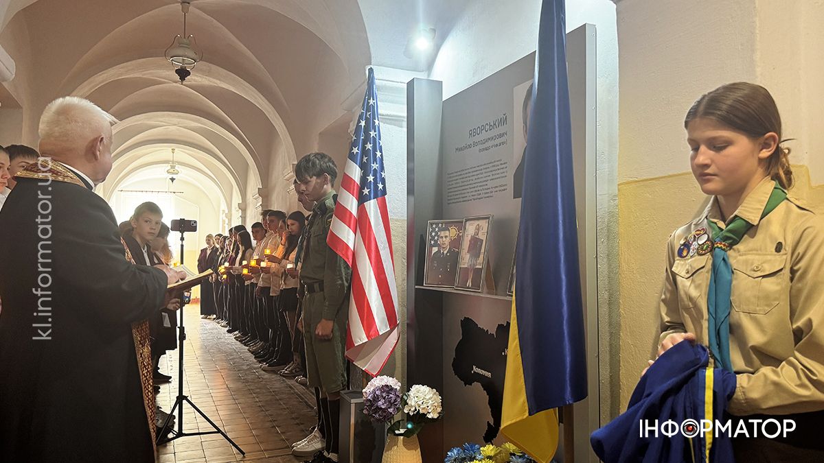 У Коломийській гімназії ім.Грушевського відкрили меморіали в пам'ять про трьох випускників 12