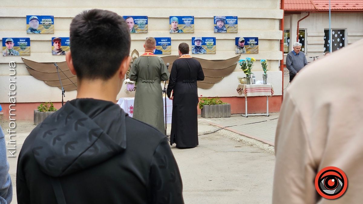 На фасаді Коломийського ліцею №5 відкрили меморіальну дошку захиснику Юрію Титинюку 7