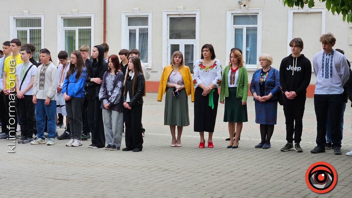 На фасаді Коломийського ліцею №5 відкрили меморіальну дошку захиснику Юрію Титинюку 3