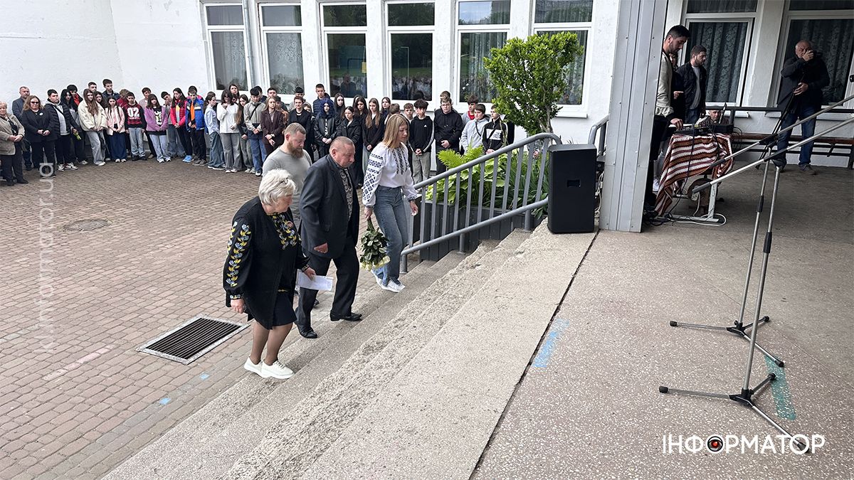 На стінах Коломийського ліцею №4 відкрили пам'ятну дошку Сергію Ціммерману 2