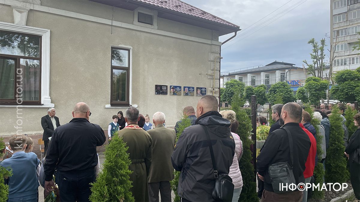 У День Героїв у Коломиї відкрили меморіал полеглому воїну Руслану Возному 4