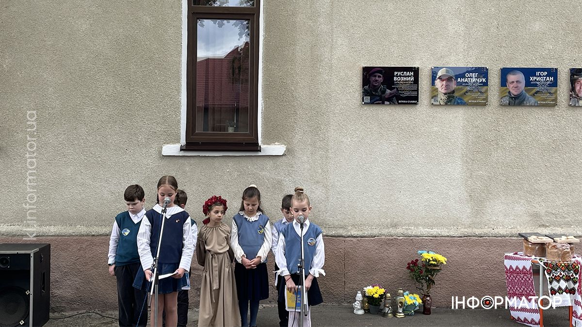 У День Героїв у Коломиї відкрили меморіал полеглому воїну Руслану Возному 10