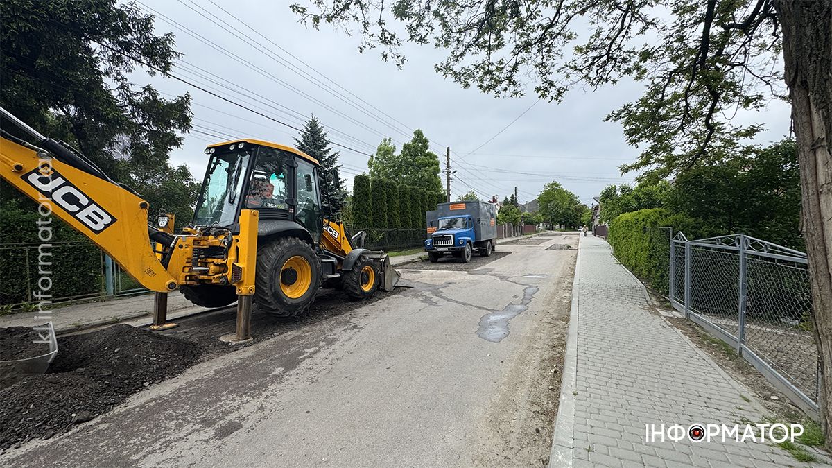 У Коломиї латають дорожнє покриття на вулиці Довбуша