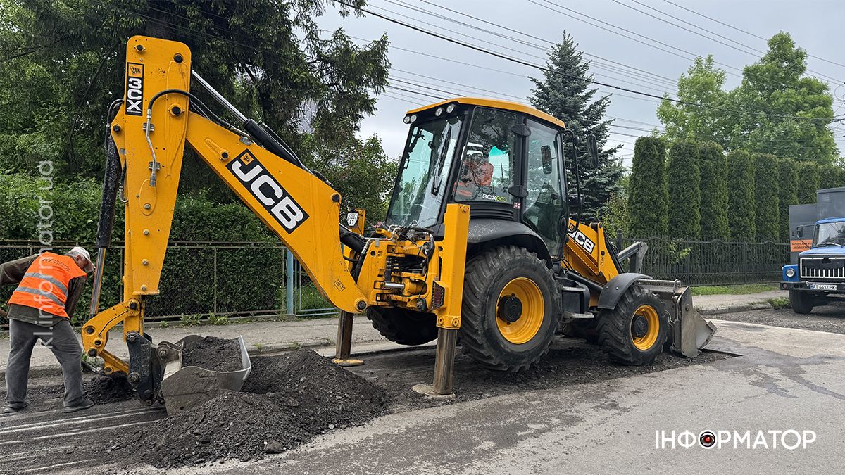 У Коломиї латають дорожнє покриття на вулиці Довбуша 3