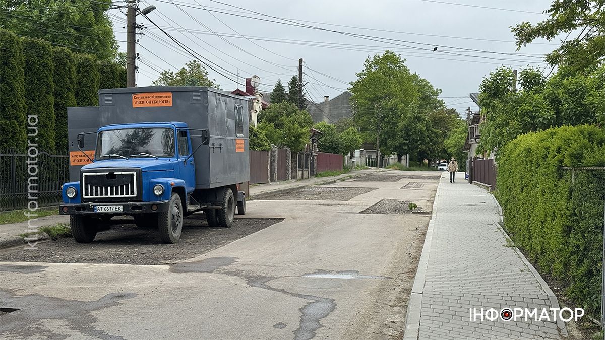 У Коломиї латають дорожнє покриття на вулиці Довбуша 2