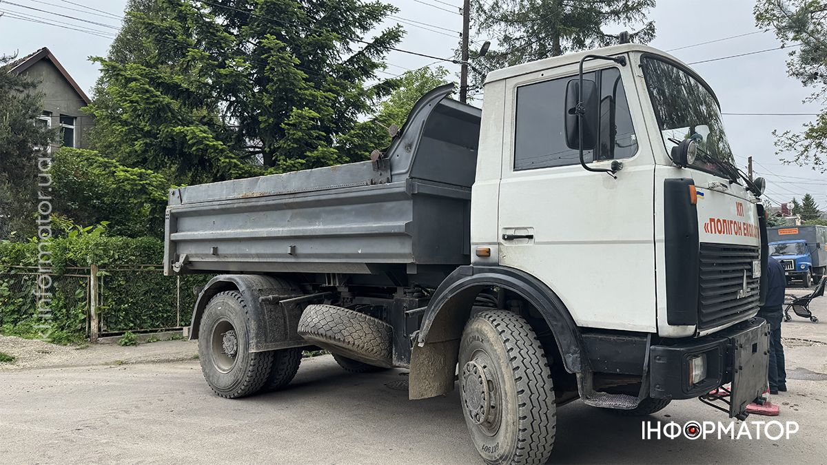 У Коломиї латають дорожнє покриття на вулиці Довбуша 1