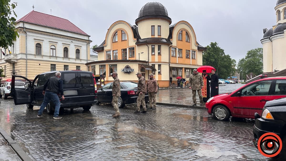 Коломийська громада на колінах зустріла полеглого Героя Віктора Абайдулліна 2