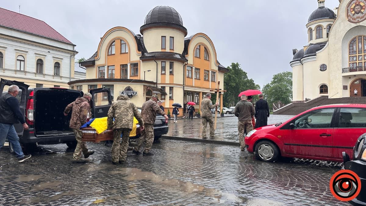 Коломийська громада на колінах зустріла полеглого Героя Віктора Абайдулліна 5