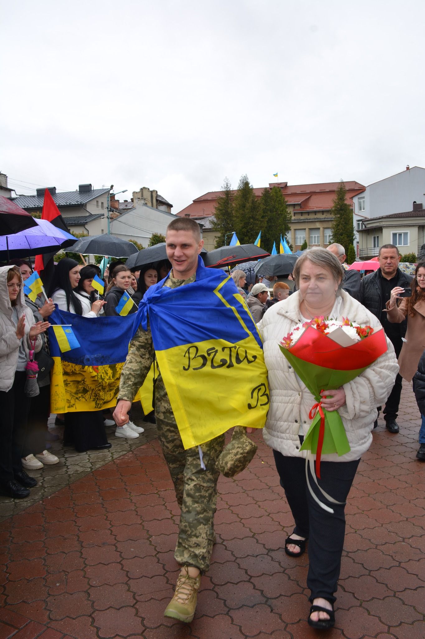 У Надвірній зустріли звільненого з полону воїна Володимира Алєксєєва 5