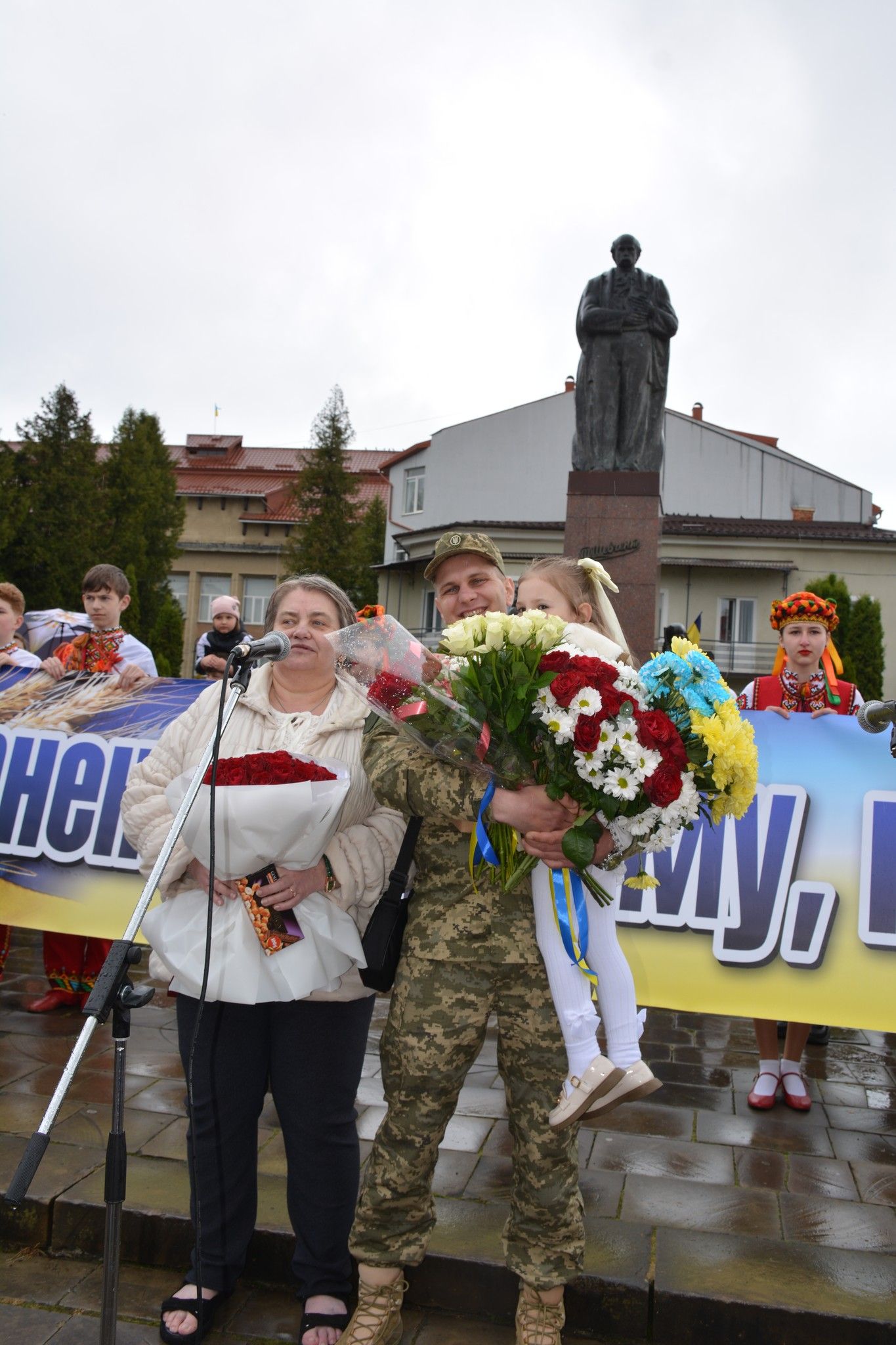 У Надвірній зустріли звільненого з полону воїна Володимира Алєксєєва 6