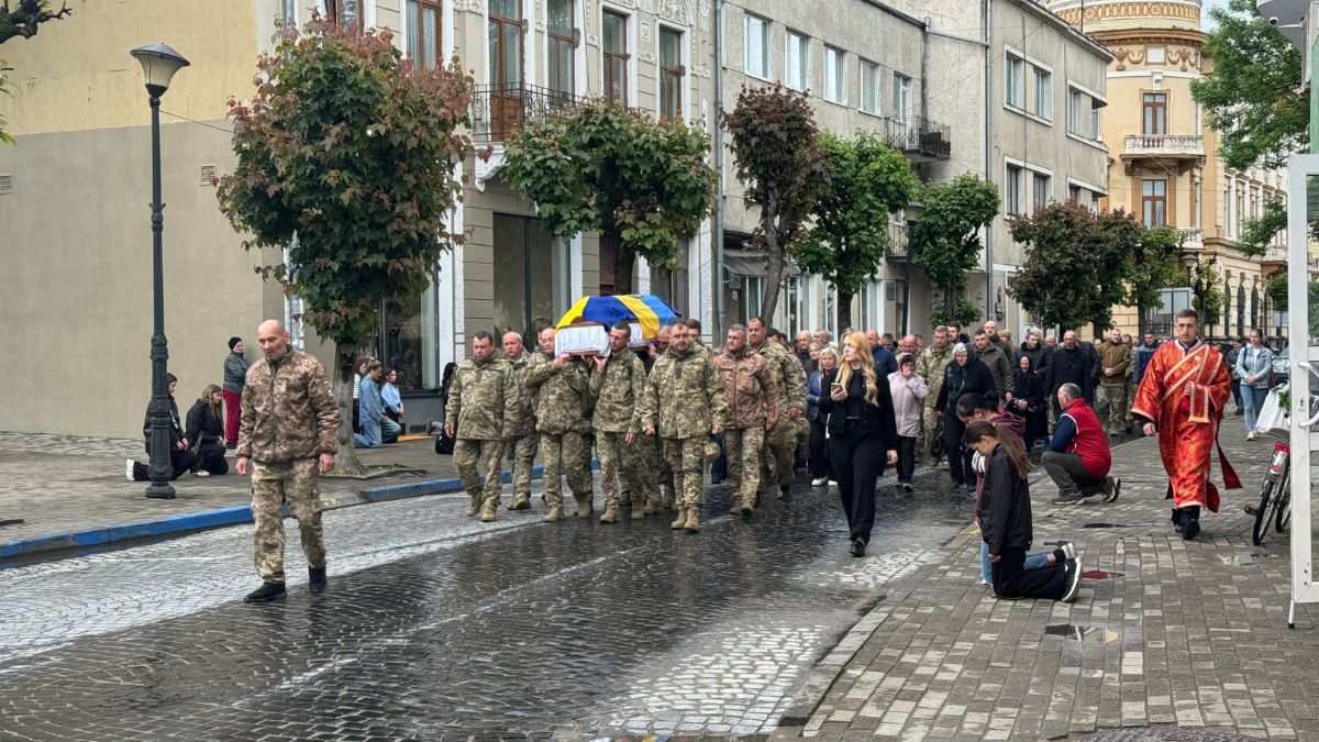 В останню дорогу коломияни провели воїна Віктора Абайдулліна 7